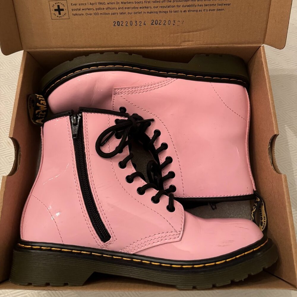 Dr martens KID'S PATENT LEATHER AW004 LACE UP BOOTS, pale pink size US 5/EU 36